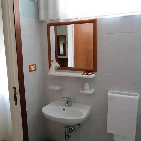 Quali sono i migliori hotel vicino a Santuario della Madonna dell'Angelo? *